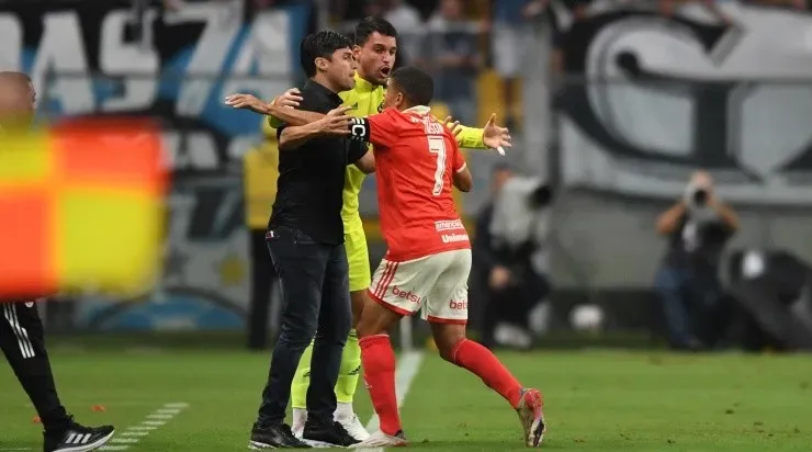 Foto: Divulgação/Internacional - Taison comemora gol com Medina: capitão quer permanência de técnico uruguaio