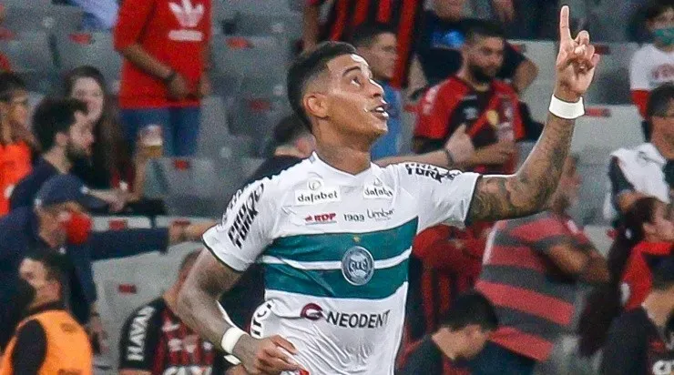 Foto: Gabriel Machado/AGIF - Alef Manga: decisivo para o Coxa no clássico