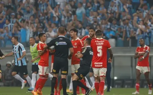 Foto: Maxi Franzoi/AGIF – Dentro de campo, o Grêmio perdeu por 1 a 0, mas avançou para a final