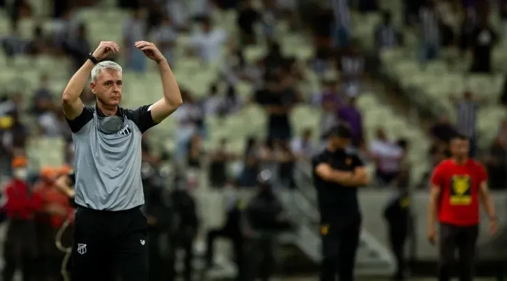 Tiago Nunes foi bastante elogiado por Vina dirante a entrevista coletiva do meia. Foto: Pedro Chaves-AGIF