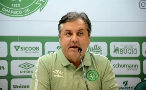 Foto: (Twitter Oficial Chapecoense/Júlia Galvão/ACF) - Gilson Kleina comandou seu primeiro treino na Chapecoense nesta quarta (23)