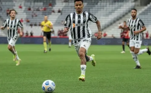 Foto: (Robson Mafra/AGIF) - Allan é jogador do Galo até o final de 2025