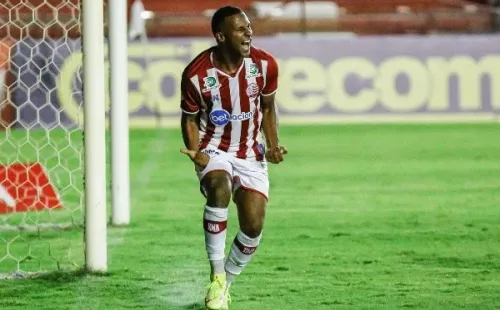 Foto: Paulo Paiva/AGIF – Artilheiro do time na competição, Robinho deve estar entre os 11 para encarar o Fortaleza