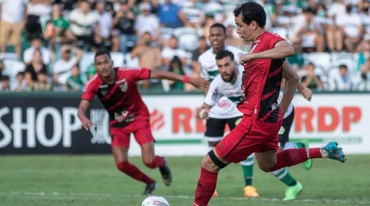 Foto: Robson Mafra/AGIF - Pablo chegou a deixar tudo igual no clássico, mas o Furacão não conseguiu a virada