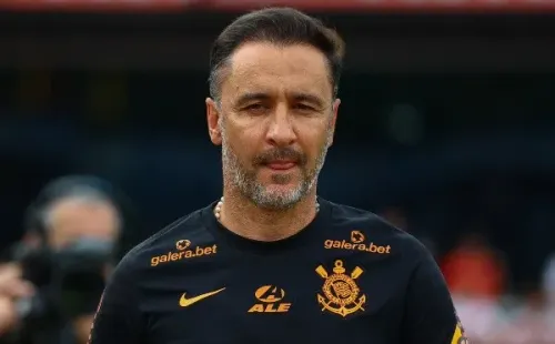 Vitor Pereira está sendo questionado no comando do Corinthians (Foto: Marcello Zambrana/AGIF)