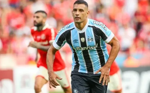 Foto: Pedro H. Tesch/AGIF – Diego Souza deve atuar no “sacrifício” contra o Ypiranga, mas lesão crônica preocupa DM para a Série B