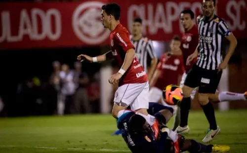 Foto: Ramiro Furquim/AGIF – Caio está no futebol dos Emirados Árabes desde 2014