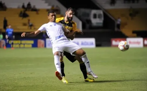 Foto: (Caio Marcello/AGIF) - Zé Vitor, à frente, deve ser anunciado como novo reforço do Vasco nos próximos dias