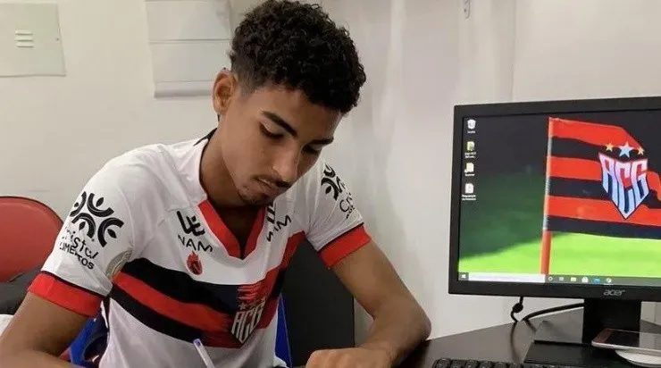 Reprodução / Twitter - Gabriel assina contrato com o Dragão