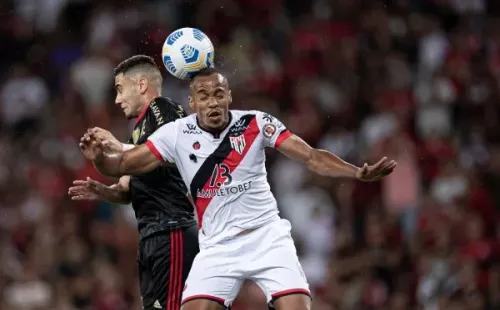 Foto: Jorge Rodrigues/AGIF – Marlon (foto) tem contrato até dezembro no Atlético-GO e Santos tem interesse no volante
