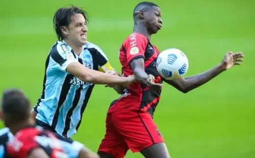 Foto: Pedro H. Tesch/AGIF – Geromel vem fazendo dupla de ataque com Bruno Alves no Grêmio e deu aviso aos guris