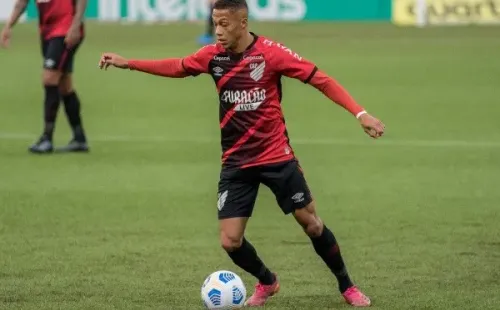 Foto: (Robson Mafra/AGIF) - Vitinho foi vendido pelo Athletico em agosto do ano passado por 6 milhões de euros, aproximadamente R$36,8 milhões
