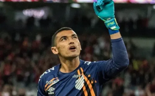 Foto: (Robson Mafra/AGIF) - Depois de fazer história no Athletico-PR, Santos chega ao Flamengo para realizar o sonho de vestir o manto rubro-negro