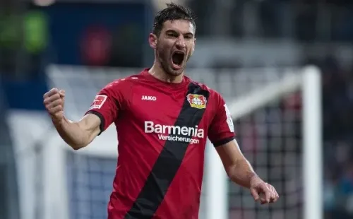 Lucas Alario com a camisa do Bayer Leverkusen (Foto: Simon Hofmann/Getty Images)