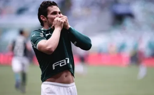 Foto: Ettore Chiereguini/AGIF | Rafael Veiga marcou o terceiro gol do Palmeiras na partida