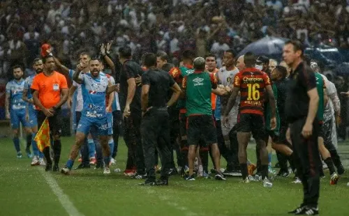 Foto: (Paulo Paiva/AGIF) - A decisão da Copa do Nordeste também ficou marcada pela confusão entre as comissões do Sport e do Fortaleza