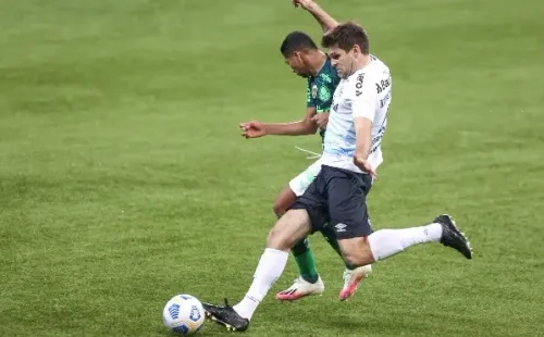 Foto: Marcello Zambrana/AGIF – Kannemann está perto de voltar ao Grêmio após meses afastado por lesão