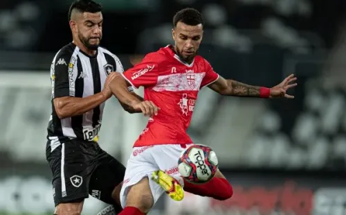 Foto: Jorge Rodrigues/AGIF – Jajá (à direita) não teve espaço no Athletico-PR e interessa a Cruzeiro e mais clubes da Série B