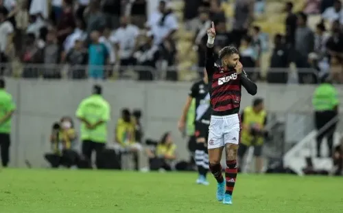 Thiago Ribeiro/AGIF/ Gabigol comemorando gol pelo Flamengo.