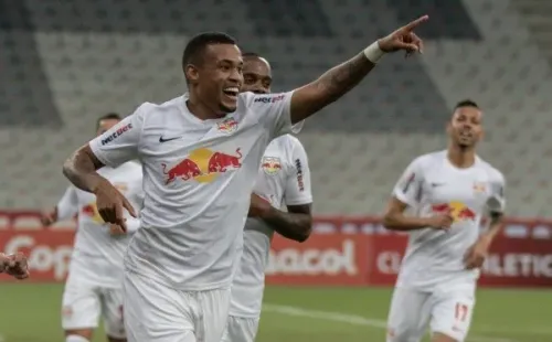 Robson Mafra/AGIF/ Alerrandro comemorando gol pelo Massa Bruta.