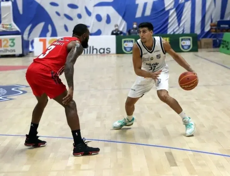 Bennet em ação na Champions League de Basquete contra o Minas — Foto: Rubens Chiri/São Paulo