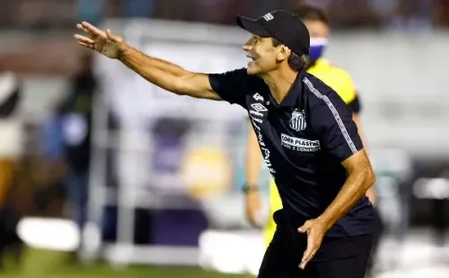 Foto: Thiago Calil/AGIF – Fabian Bustos teve tempo para treinar e montar o elenco que irá jogar a Série A