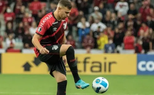 Foto: Robson Mafra/AGIF – Athletico quer comprar Hugo Moura em definitivo