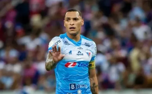 Titi é capitão e zagueiro do Fortaleza (Foto: Pedro Chaves/AGIF)