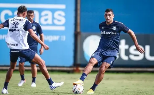 Foto: (Lucas Uebel/Grêmio FBPA) - Diego Souza participou da atividade coletiva do Grêmio neste sábado (16)