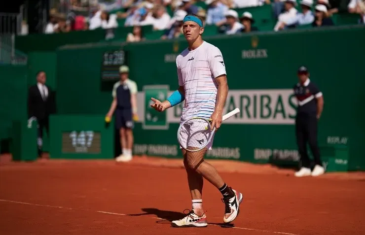 Alejandro Davidovich Fokina em quadra no Masters 1000 - Foto: Manuel Queimadelos/Quality Sport Images/Getty Images