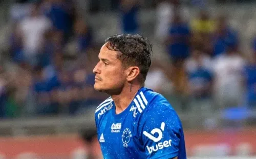 Foto: (Alessandra Torres/AGIF) - Artilheiro do Cruzeiro na temporada, Edu segue barrado pelo departamento médico celeste
