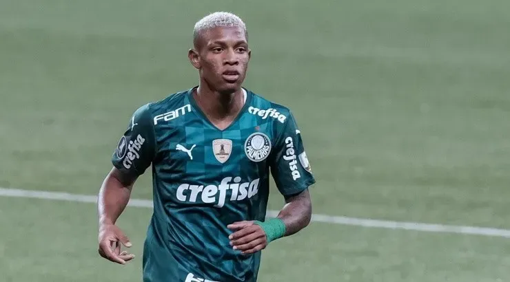 Foto: Marcello Zambrana/AGIF - Danilo segue acompanhado pelos ingleses.