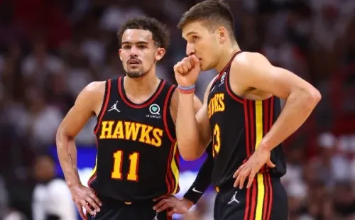 Michael Reaves/Getty Images -Trae Young e Bogdan Bogdanovic em quadra pelos Hawks