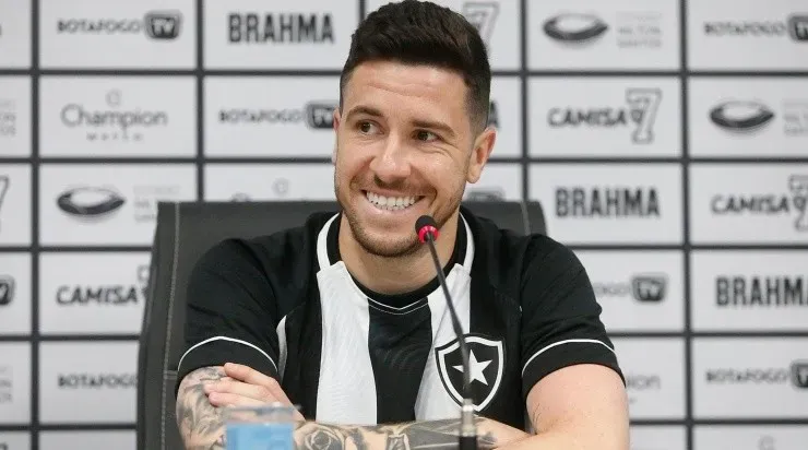 Foto: Vitor Silva/Botafogo/Divulgação - O atacante chegou em definitivo ao Glorioso