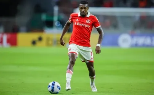 Foto:Pedro H. Tesch/AGIF | Edenilson fica à disposição diante do Fluminense