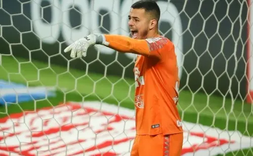 Foto: (Pedro H. Tesch/AGIF) - Após sofrer lesão na mão, João Paulo ainda não tem prazo para voltar a ficar à disposição na Chape