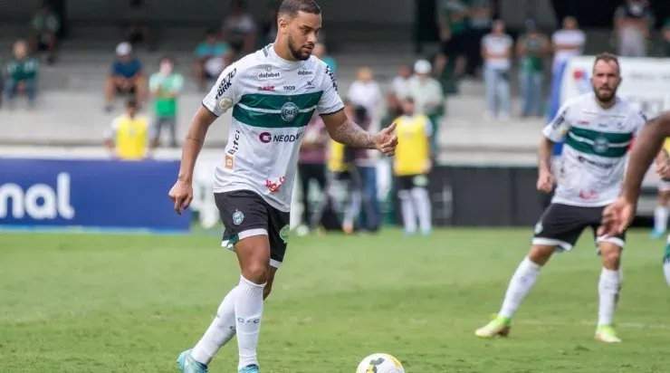 Foto: Robson Mafra/AGIF - Thonny Anderson: virou dúvida no Coxa após ser substituído com dores no pé