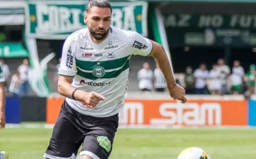 Léo Gamalho não enfrenta o Santos (Foto: Robson Mafra/AGIF)