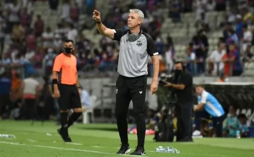 Foto: (Kely Pereira/AGIF) - Tiago Nunes era criticado pela torcida do Ceará por conta do rendimento ofensivo de sua equipe