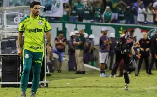 Marcello Zambrana/AGIF/ Abel Ferreira em campo no clássico contra o Corinthians.