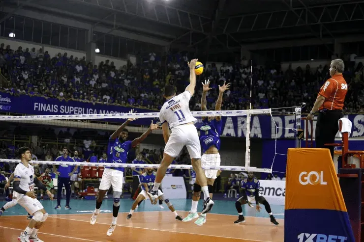 Sanchez ataca para o Minas — Foto: Orlando Bento/Minas