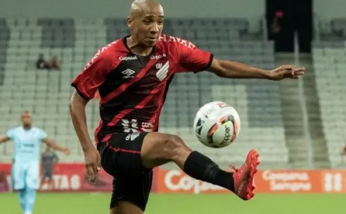 Foto: Robson Mafra/AGIF – Pablo Siles ainda não tem presença garantida, logo mais, contra o Libertad