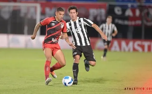 Foto: José Tramontin/athletico.com.br/Divulgação - Terans (CAP) e Riveros (LIB): Furacão foi derrotado no Paraguai