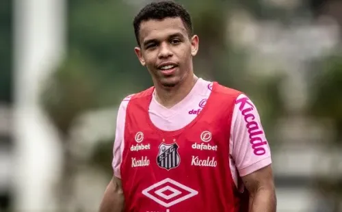 Foto: Ivan Storti/Santos FC – Sandry (foto) deve iniciar no time titular em jogo no Chile pela Sul-Americana