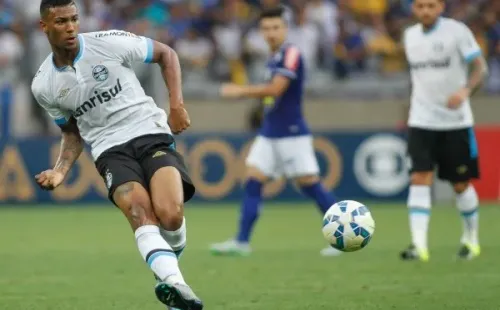 Foto: Thomas Santos/AGIF – Volante foi revelado pelo Grêmio, onde foi campeão da Copa do Brasil (2016); Palmeiras monitora situação