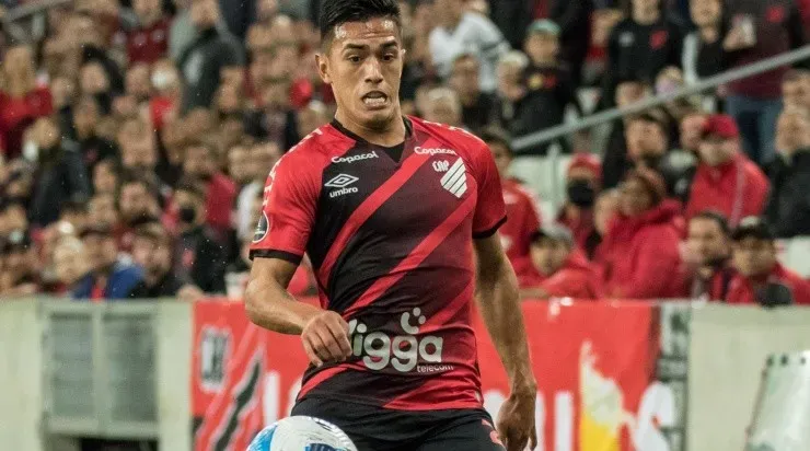 Foto: Robson Mafra/AGIF - Cuello: meia ficou de fora da última partida do Furacão no Brasileirão