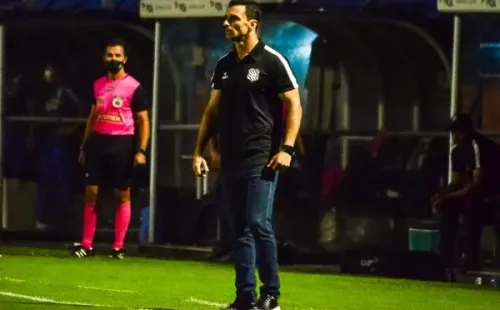Foto: R.Pierre/AGIF – Treinador chegou ao Furacão em 2022, depois da passagem pelo Ypiranga-RS