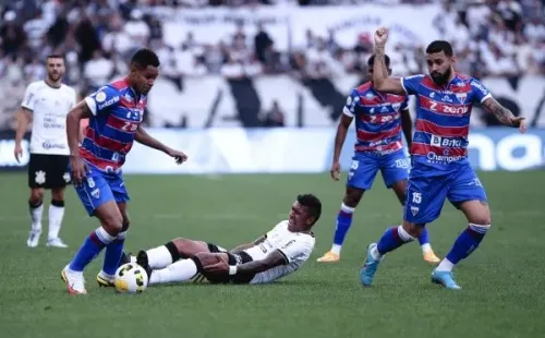 Foto: Ettore Chiereguini/AGIF – Paulinho sente lesão no joelho e, imediatamente, é substituído contra o Fortaleza