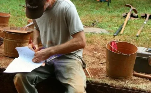 Foto: Pixabay - Um arqueólogo trabalhando.