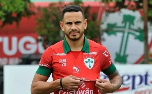 Foto: Divulgação/Portuguesa Santista - Tauã assinando contrato em 2020.